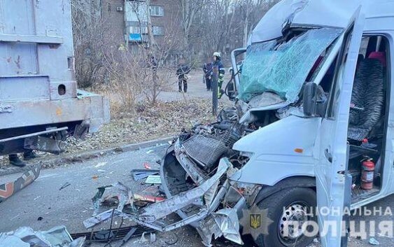 У Запоріжжі маршрутка врізалася у вантажний тягач