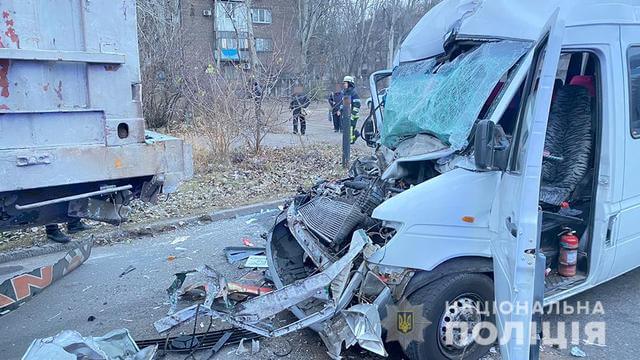 У Запоріжжі маршрутка врізалася у вантажний тягач