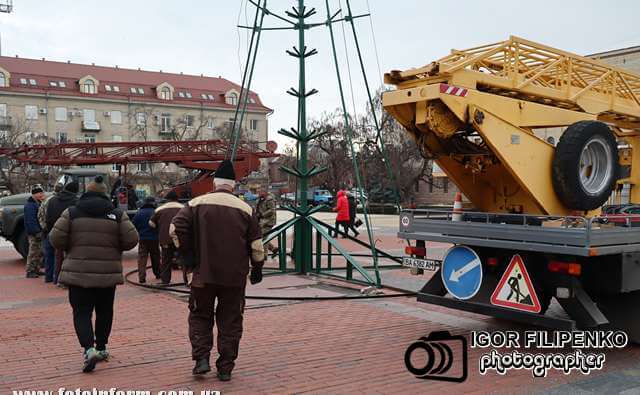 У центрі Кропивницького встановлюють новорічну ялинку