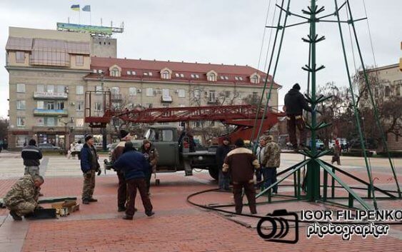 У центрі Кропивницького встановлюють новорічну ялинку