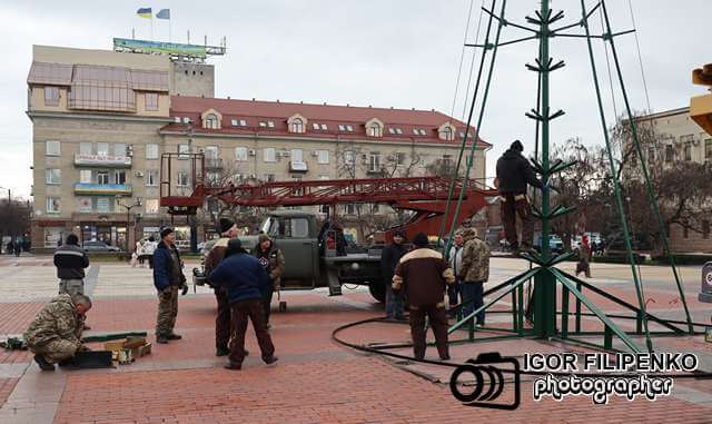 У центрі Кропивницького встановлюють новорічну ялинку